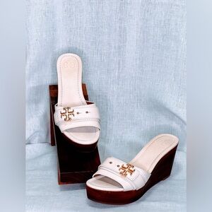 Tory Burch Cream Leather Wedge Sandals – Size 8.5M